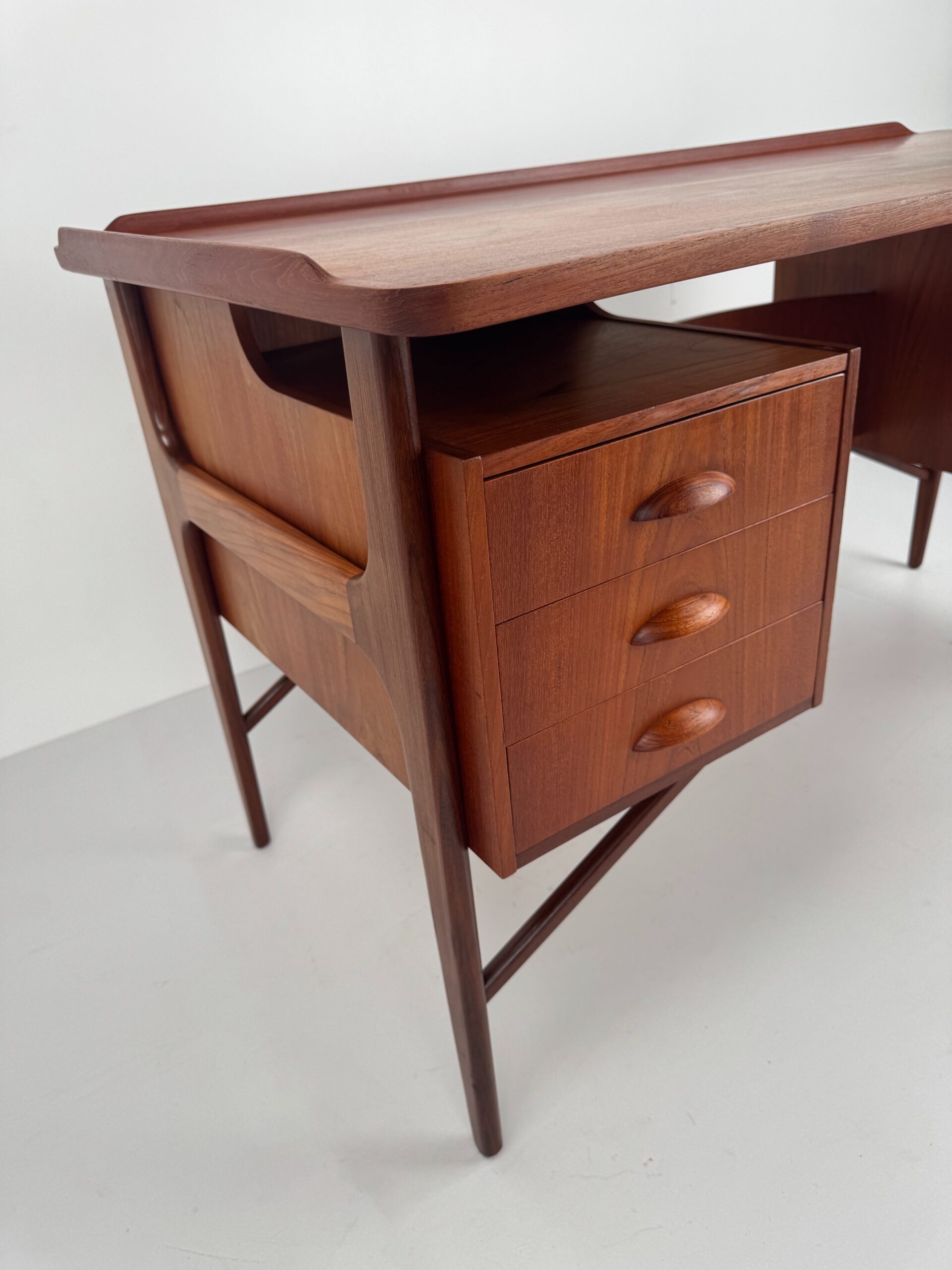 Boomerang Executive Desk, Svend Aage Madsen for H.P. Hansen, Denmark, 1960s